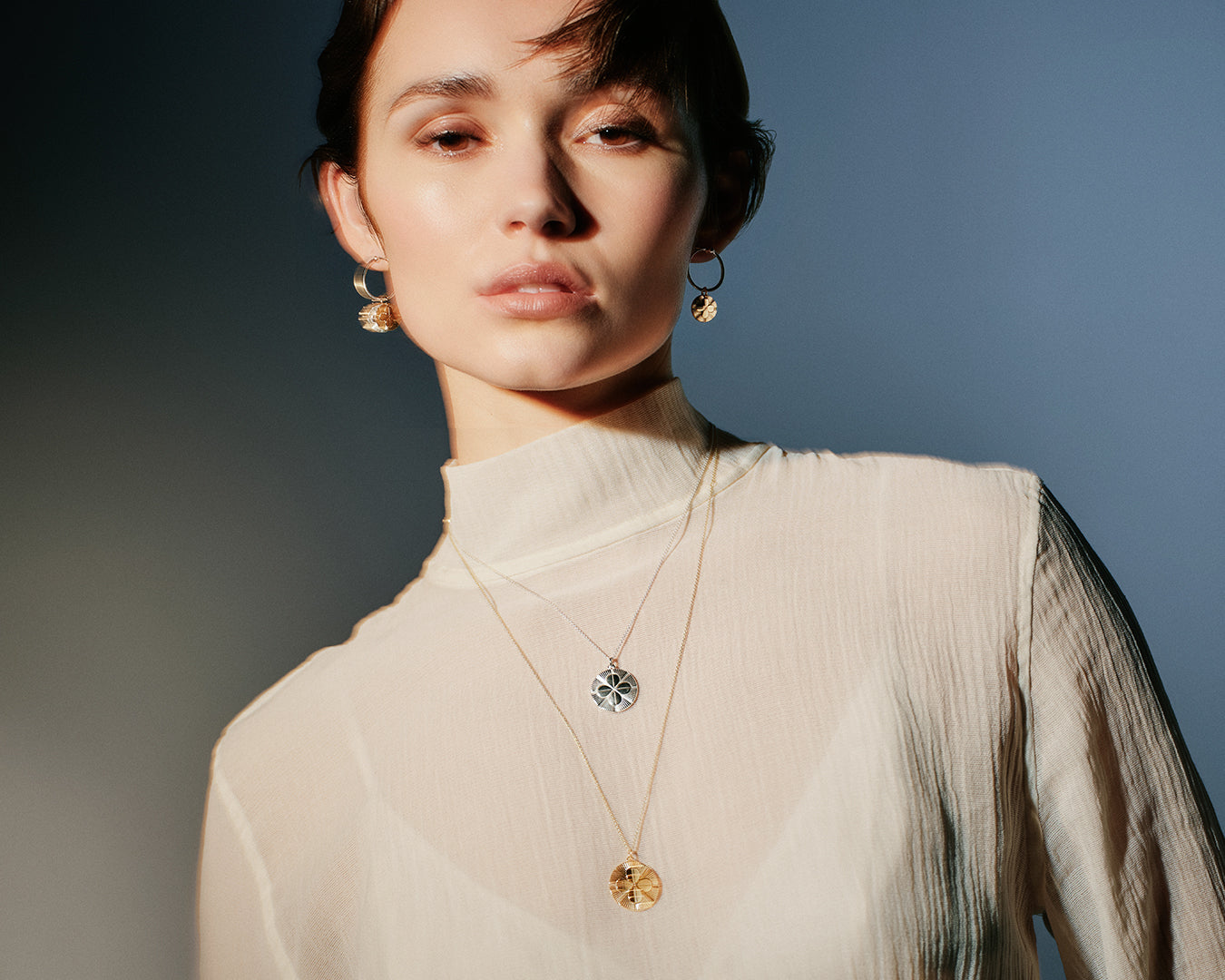 Aurinkoleijona-Amuletti sekä Amuletti-rannekoru hopeisina ja pronssisina.