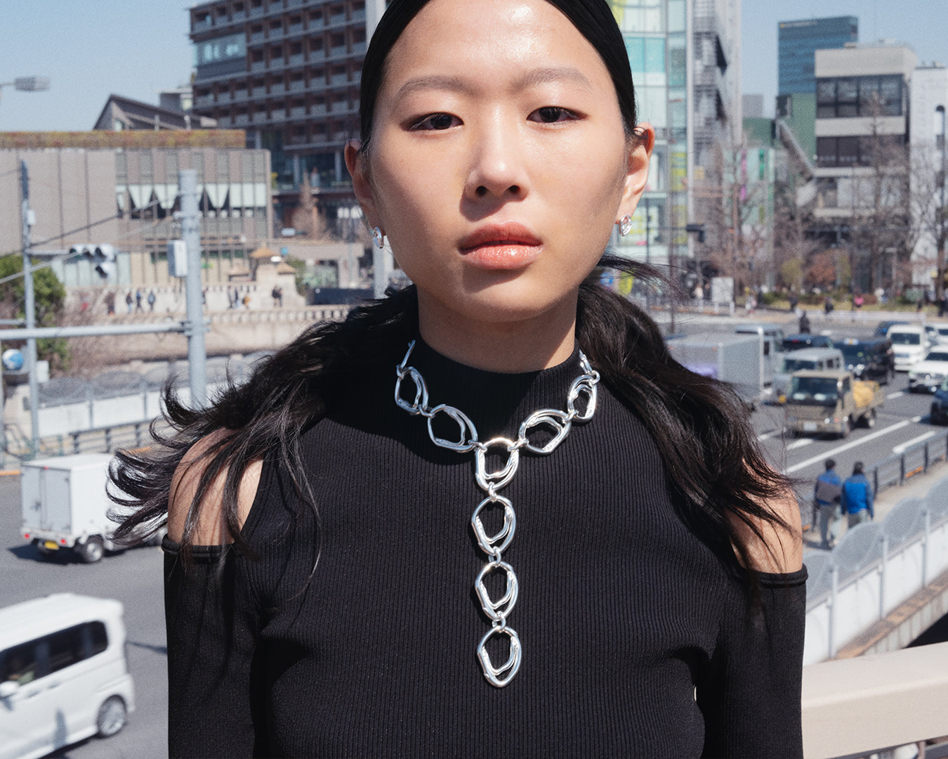 Vetovoima-korvakorut-hopea-villatakki-ja-tyttö