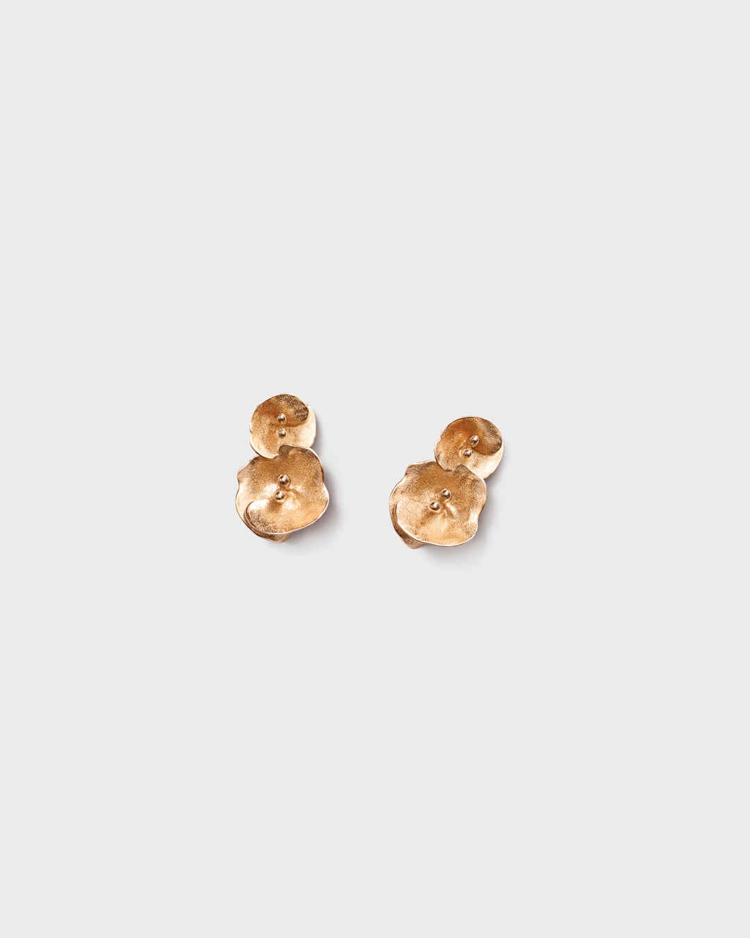 Kesäyön ruusu -korvakorut kaksi kukkaa pronssi