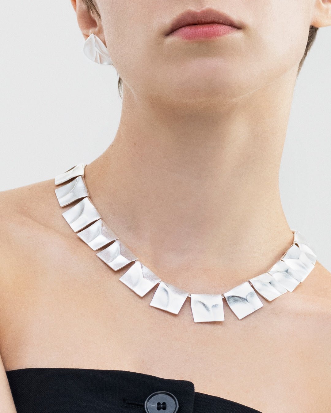 Galaktiset huiput -kaulakoru hopea