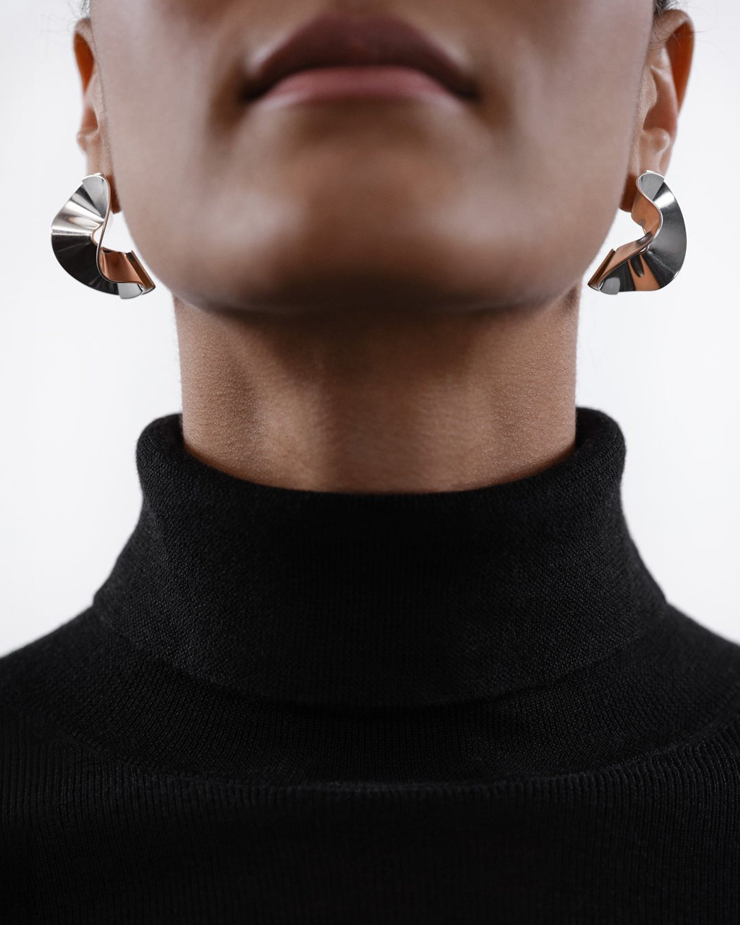 Vetovoima earrings round silver half pair left