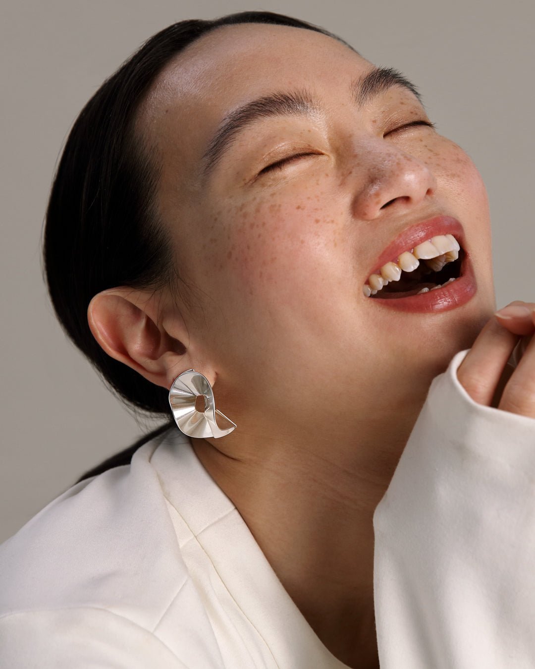 Vetovoima earrings round silver half pair left