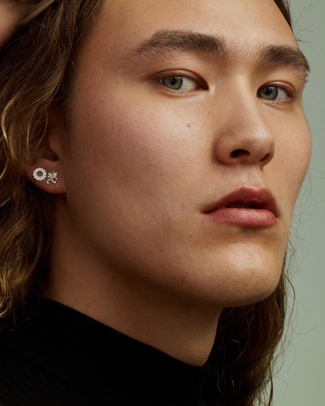 Valoisa stud earrings silver half pair left