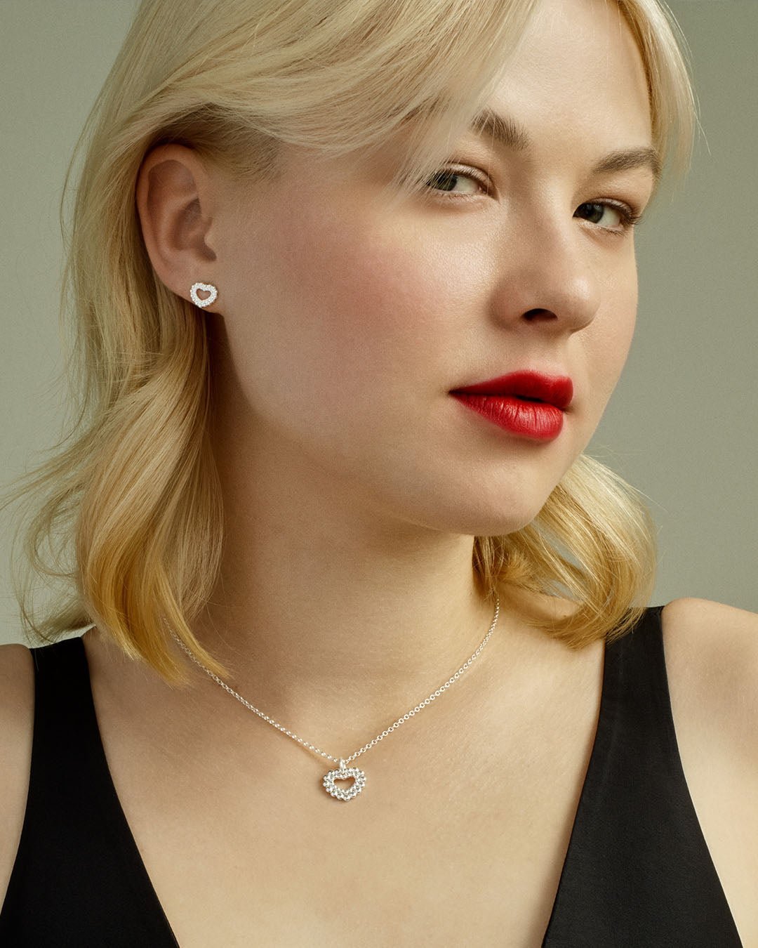 Valoisa heart earrings half pair right