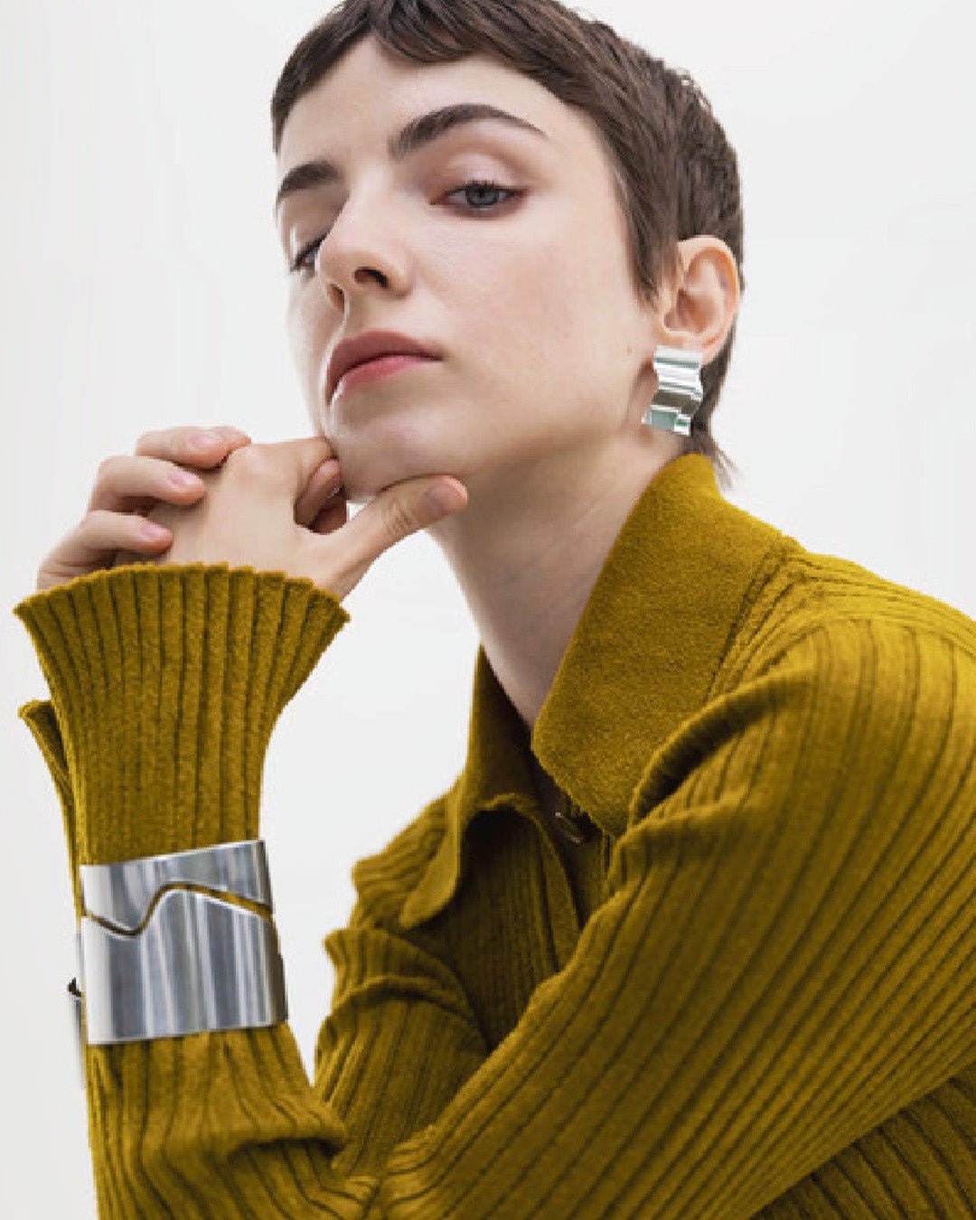 Vetovoima-korvakorut hopea puolipari oikea